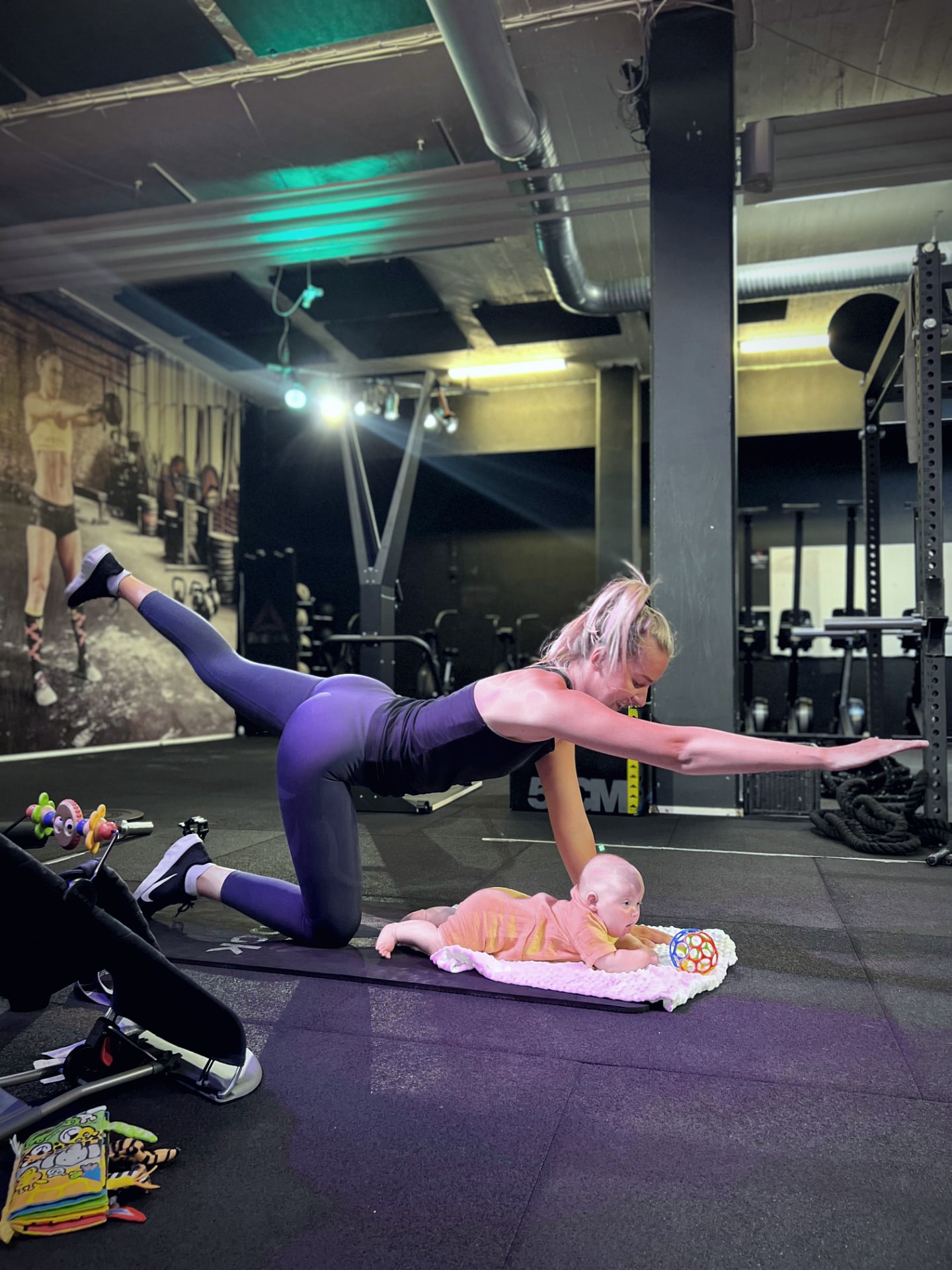 Mamma tränar med sin bebis bredvid sig på ett MAMMA-pass hos Hitness i Danderyd
